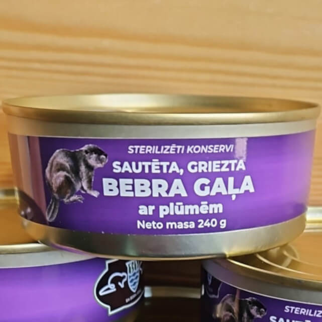 Sautēta griezta bebra gaļa ar plūmēm